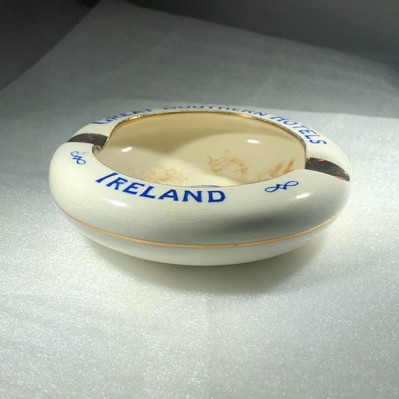 VINTAGE GREAT SOUTHERN HOTELS IRELAND WHITE CERAMIC WITH GOLD & BLUE ASHTRAY - Picture 5 of 15